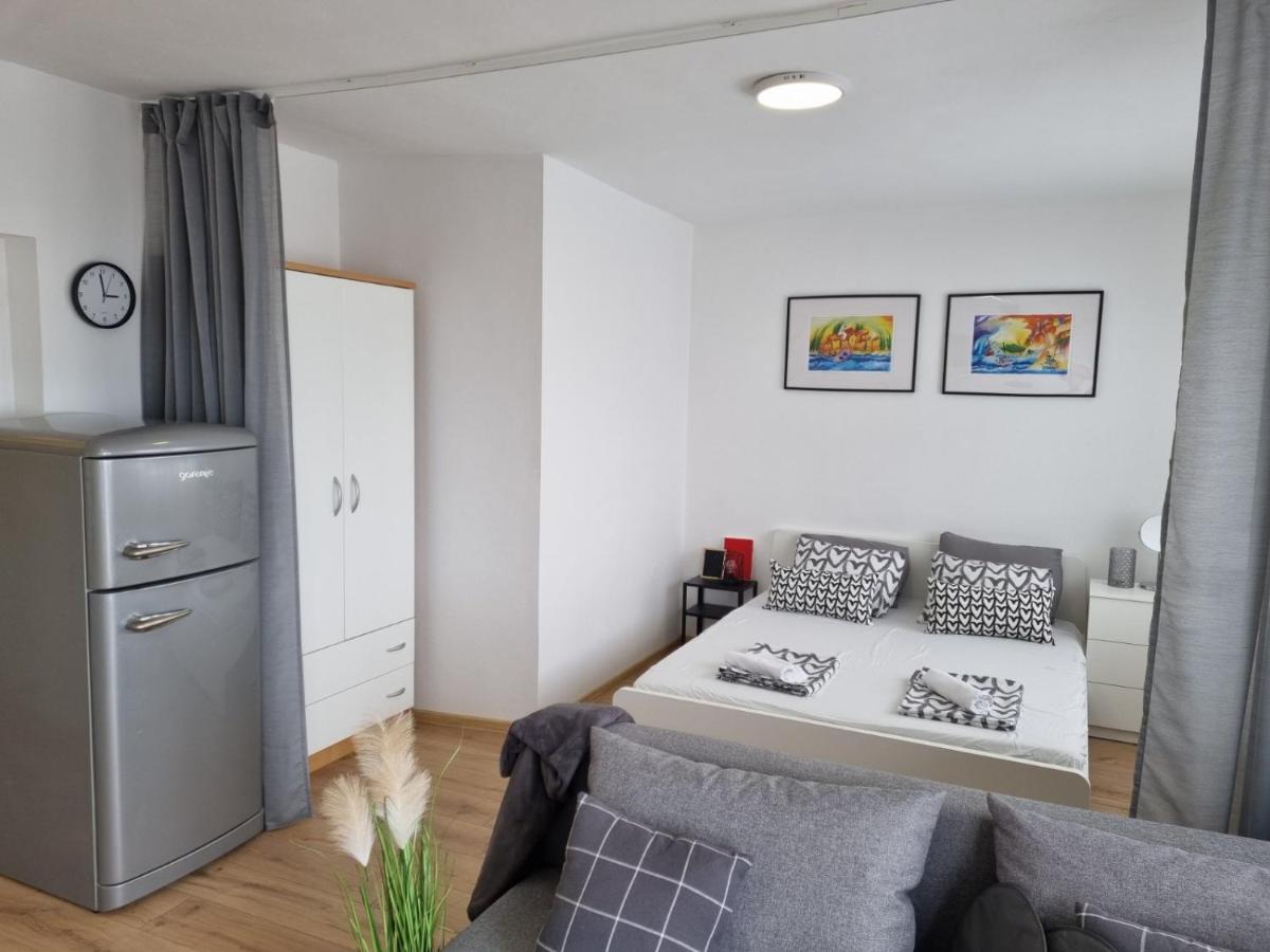 Apartmani Mali Selce Exterior photo
